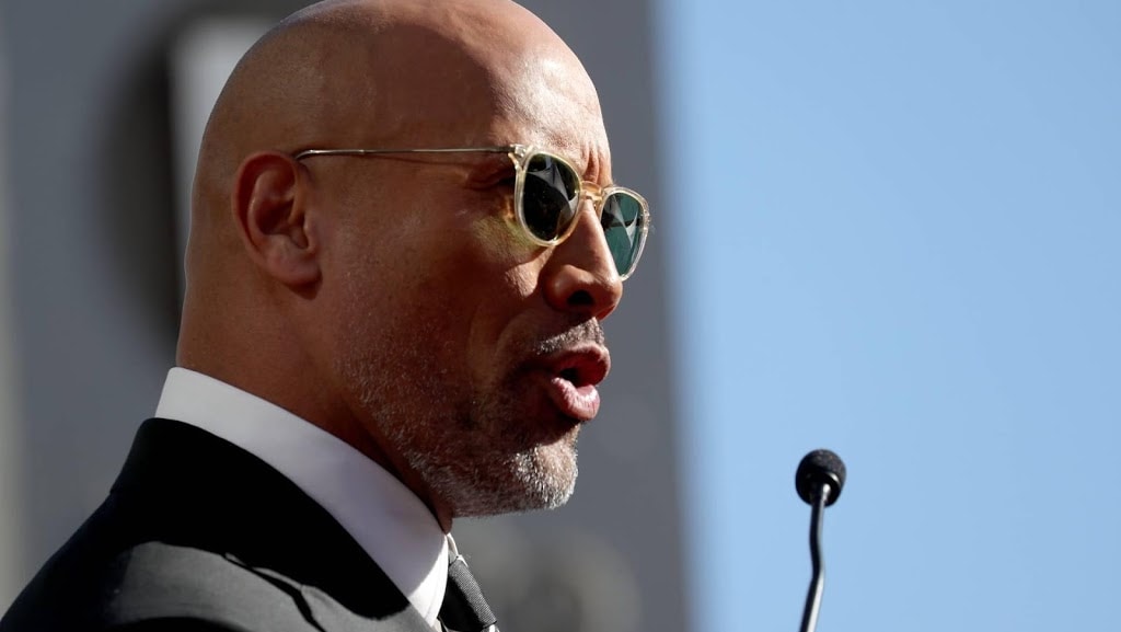 Dwayne Johnson doet moeder huis cadeau