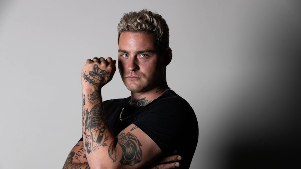 Douwe Bob deelt gratis eten uit voor daklozen met restaurant