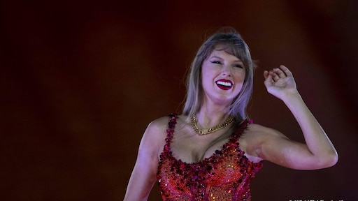 Taylor Swift reikt prijs uit tijdens Grammy Awards