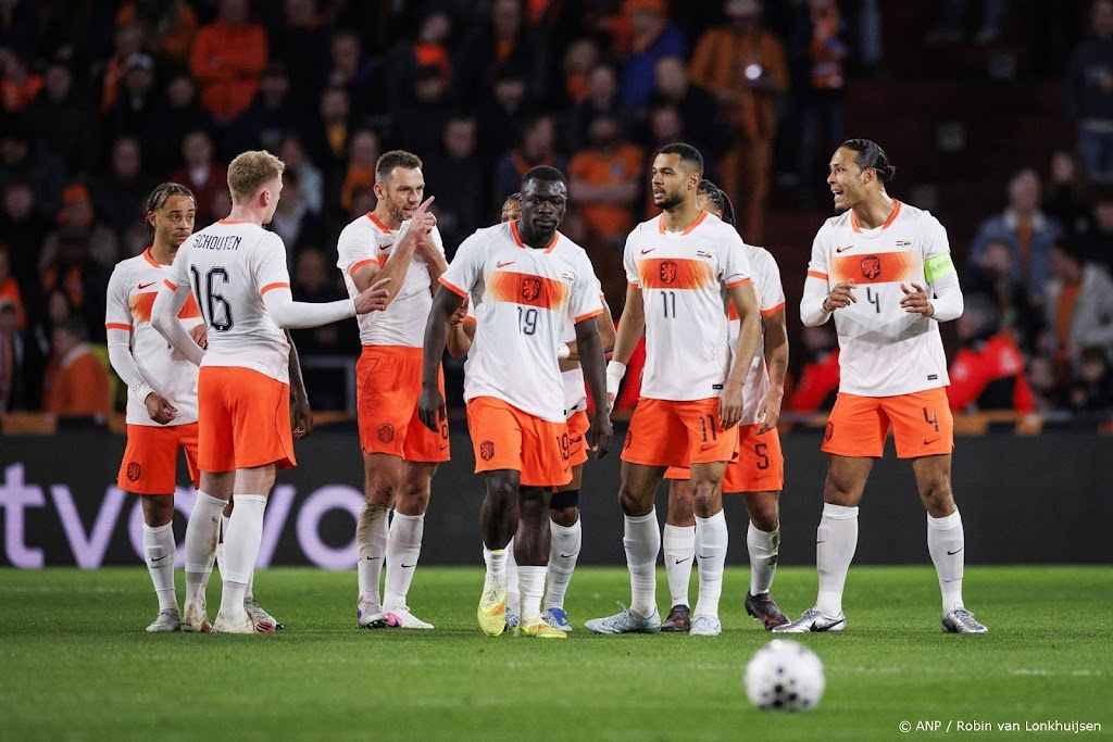 Oranje tegen Ecuador al snel verder met tien man na rood Dumfries