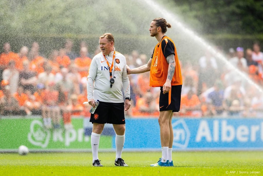 Oranje traint voor 1500 enthousiaste toeschouwers in Zeist