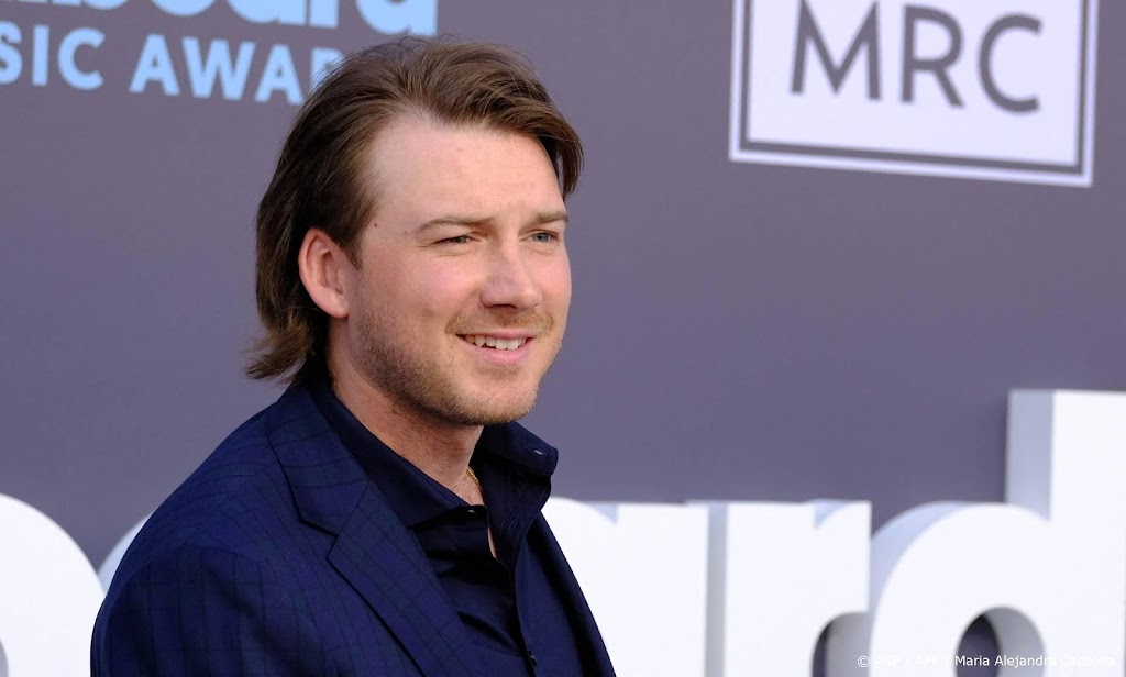 Morgan Wallen gooit piano omver na technisch probleem