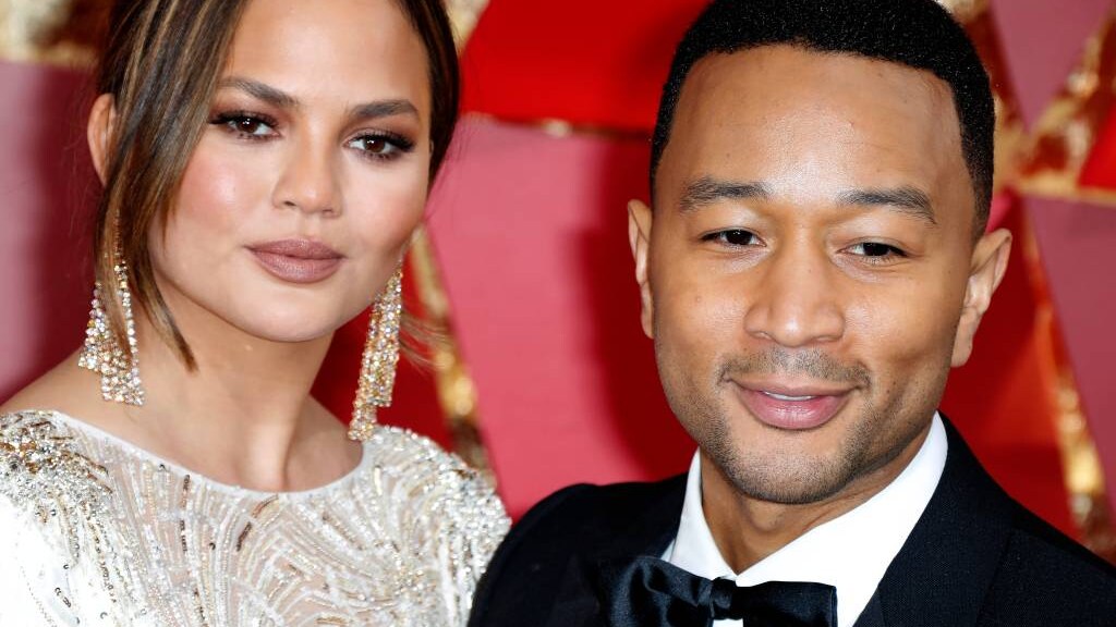 Chrissy Teigen showt lichaam na bevalling