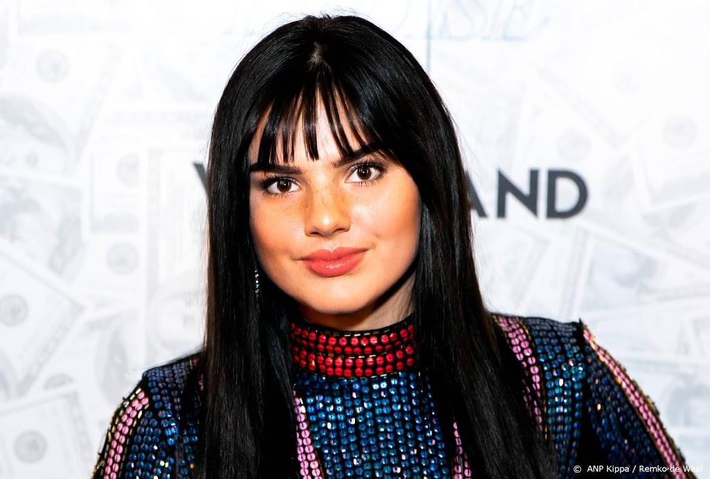 Famke Louise poseert met bol buikje op Instagram