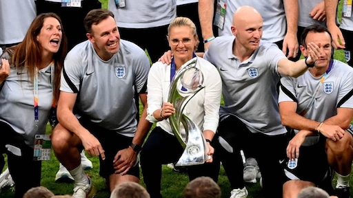 Felicitaties stromen binnen voor Wiegman na historische prestatie