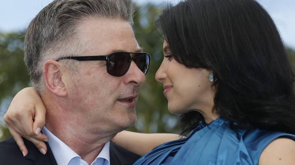 Vrouw Alec Baldwin probeert PTSS bij hem te minimaliseren