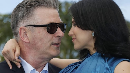 Vrouw Alec Baldwin probeert PTSS bij hem te minimaliseren