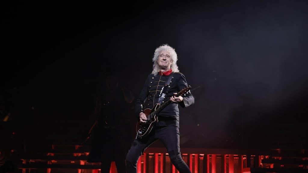 Brian May wordt geridderd door koning Charles