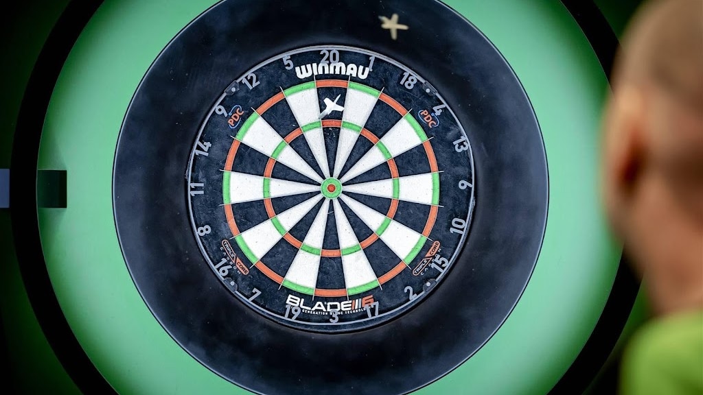 Dartsensatie Littler noemt Van Barneveld 'echte gentleman'