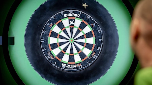 Dartsensatie Littler noemt Van Barneveld 'echte gentleman'