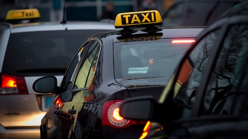 Taxichauffeur onder invloed rijdt klant uren rond