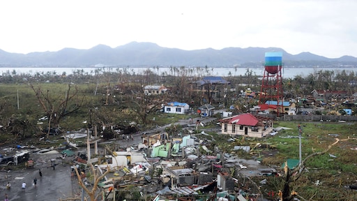Haiyan laat verwoest land achter