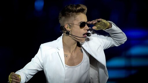 Meisje doet boekje open over nacht met Justin Bieber