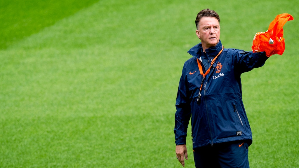 Deze voetbalsterren werken mee aan docu over Louis van Gaal