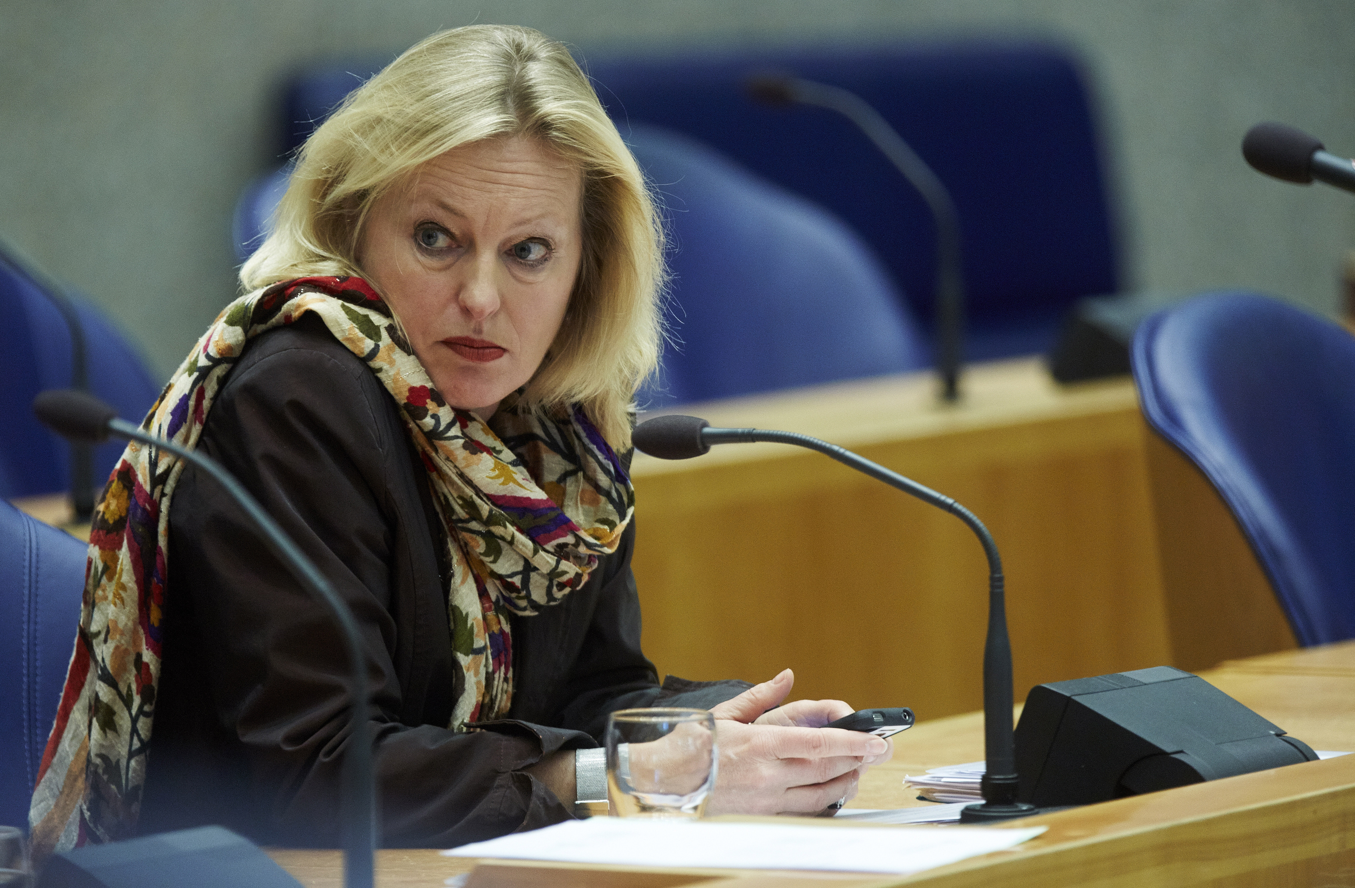 Minister stelt leenstelsel jaar uit