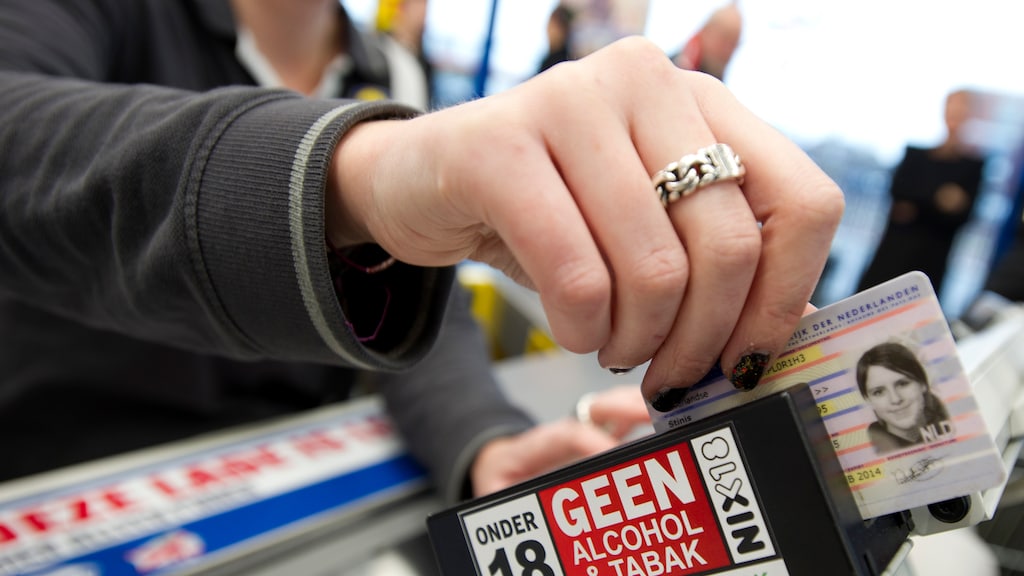 Utrecht stopt met loktieners in horeca