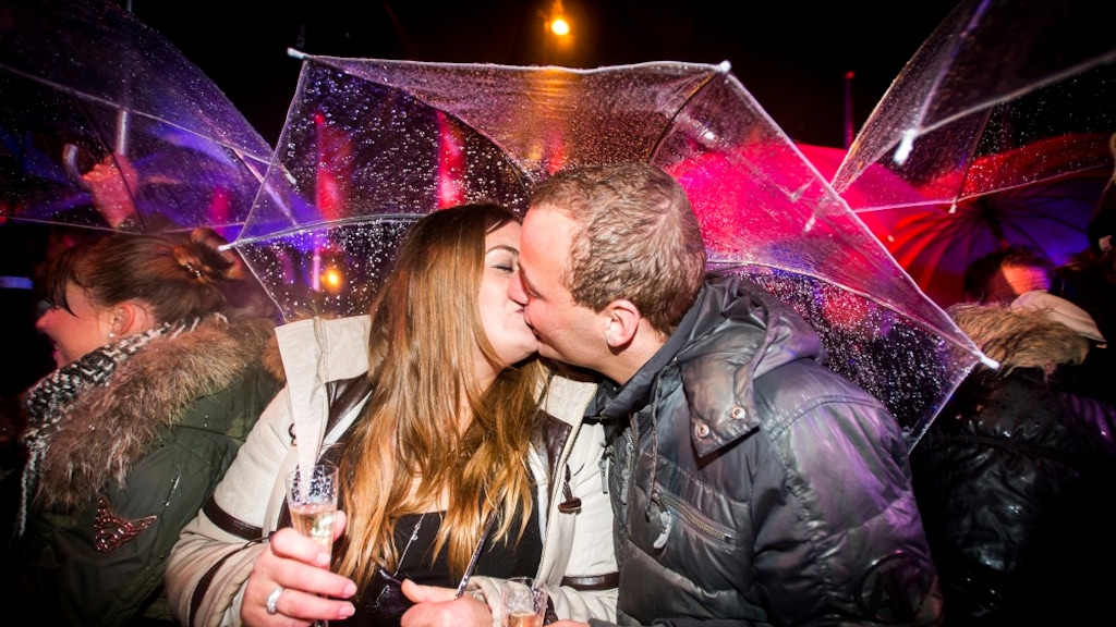 Geen vuurwerk, feesten of gekus – maar oud en nieuw overslaan maakt ongelukkig