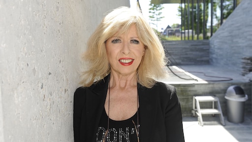 Bonnie St. Claire slaat haar man tijdens optreden