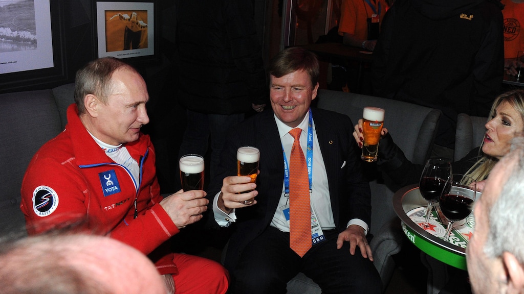 Koning Willem-Alexander pakt biertje met Poetin