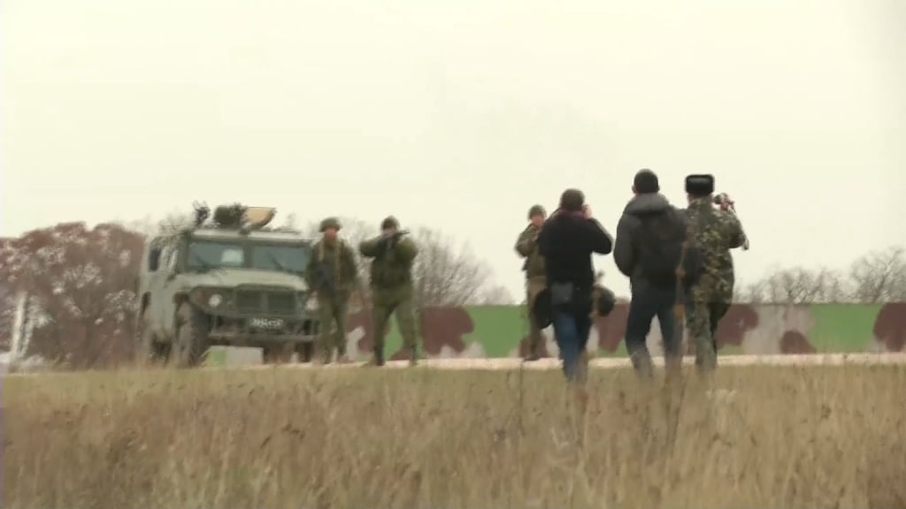 Russen lossen waarschuwingsschoten bij luchtmachtbasis Krim