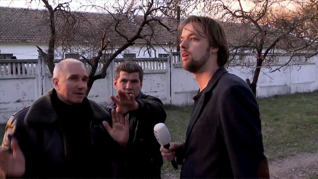 Video: 'Stop met filmen! U provoceert de boel'