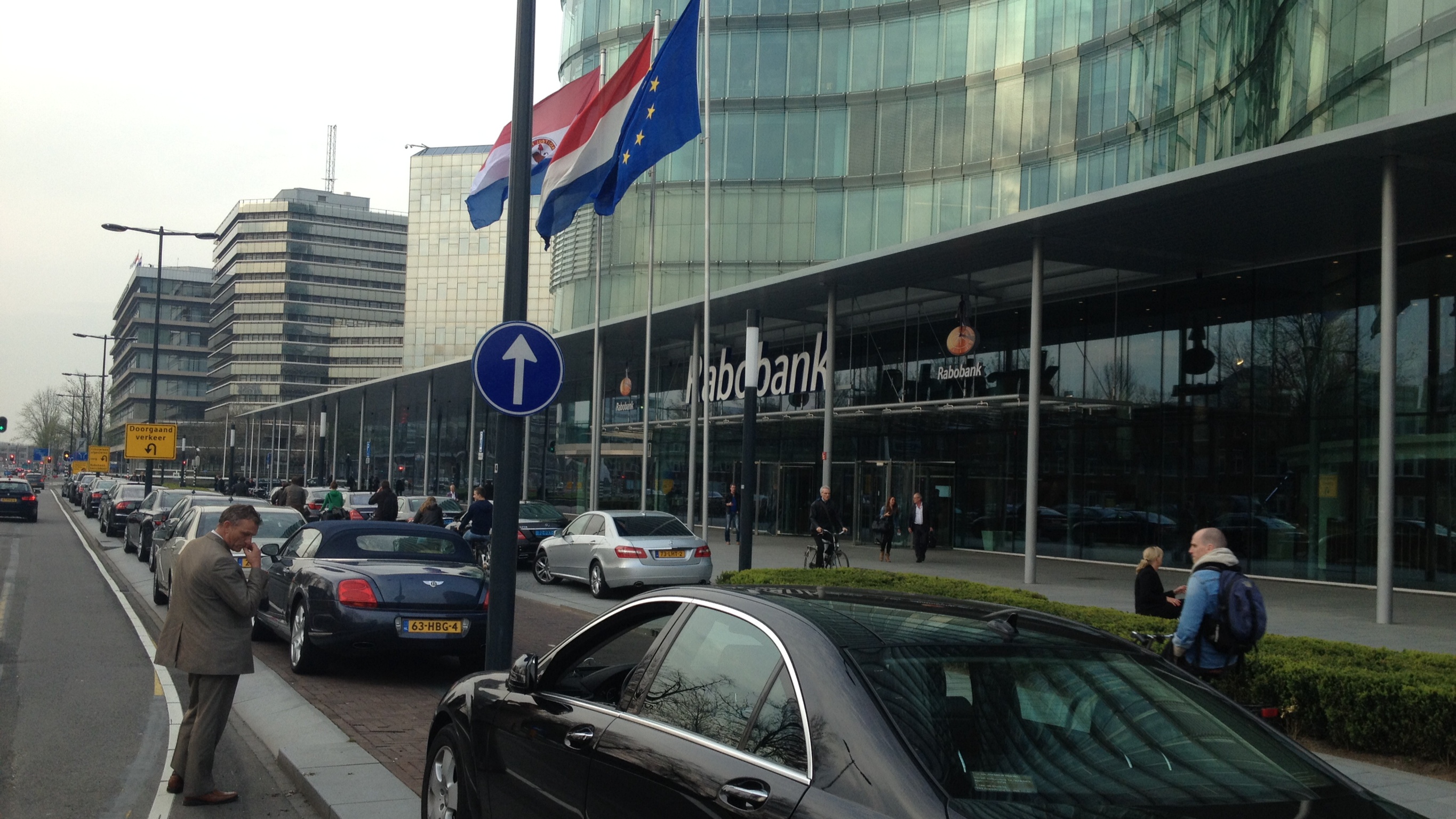 Op de stoep voor afscheid Piet Moerland