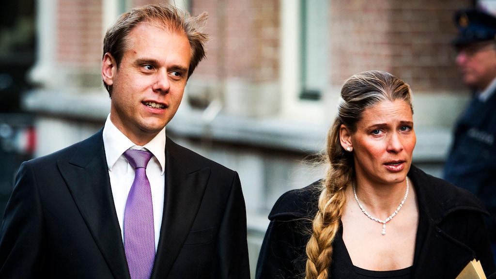 Armin%2520van%2520Buuren%2520Erika Armin van Buuren admits that balancing family life and being a DJ is very difficult, but he still tries to spend time with his wife and children