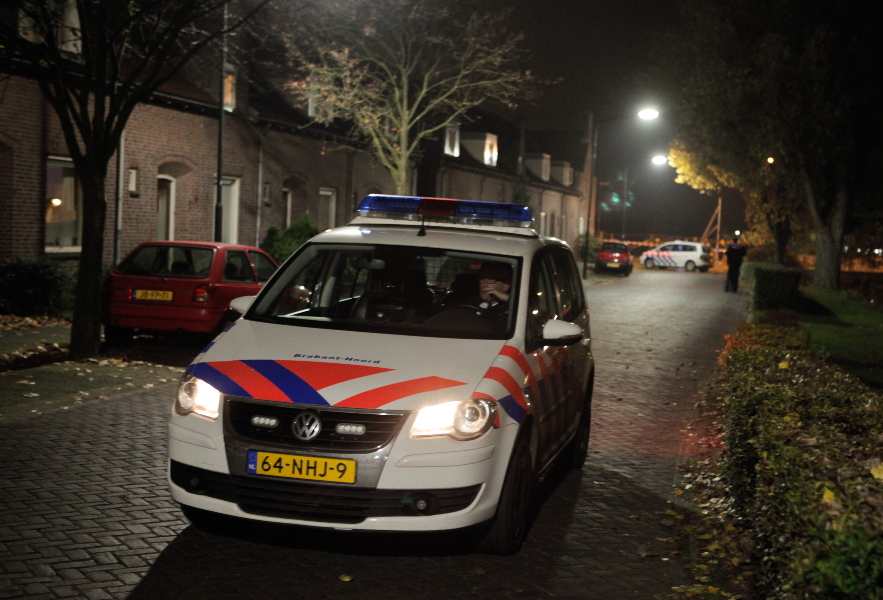 Politieauto met zwaailichten onderweg naar een melding