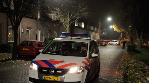 Politieauto met zwaailichten onderweg naar een melding