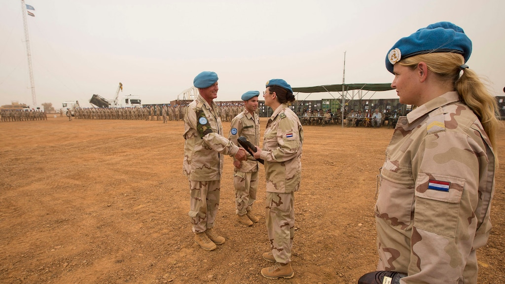 Dienstplicht wordt voor iedereen: meisjes krijgen brief op de mat