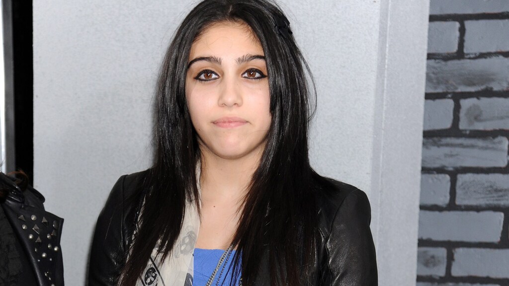 Foto: Lourdes eert vader en moeder met tatoeages