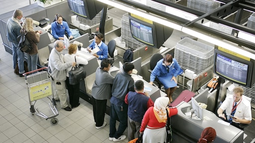 De passagiers, kort voor vertrek: zorgeloos, uitgelaten en blij
