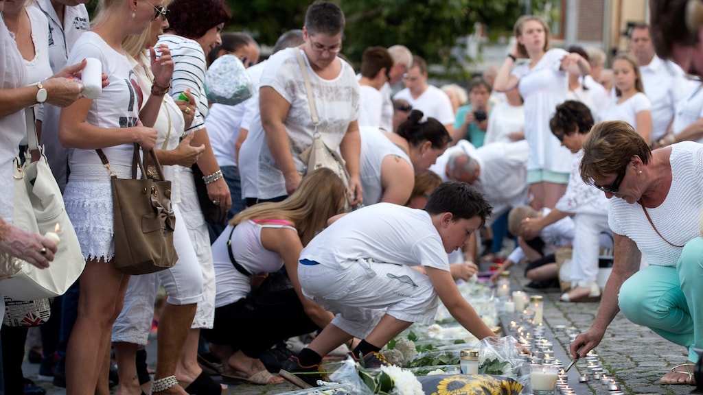 Bloemen en kaarsjes voor slachtoffers MH17