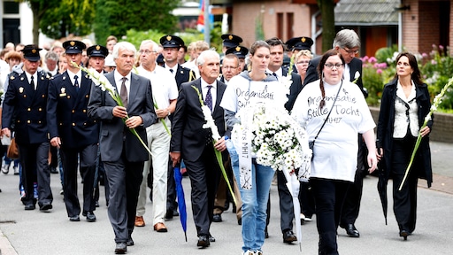 Honderden mensen lopen stille tocht in Hilversum