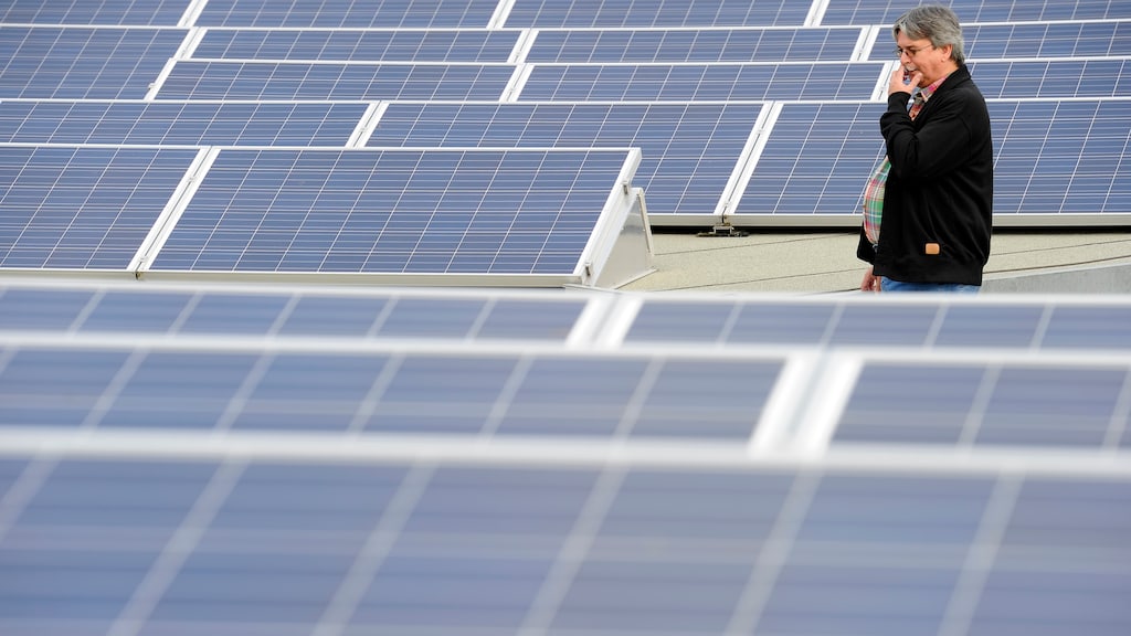 Energieleveranciers in maag met heffing voor klanten zonnepanelen