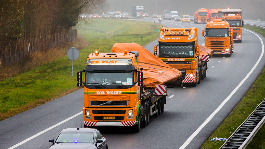 Luchtvaartonderzoekers bekijken wrakstukken MH17