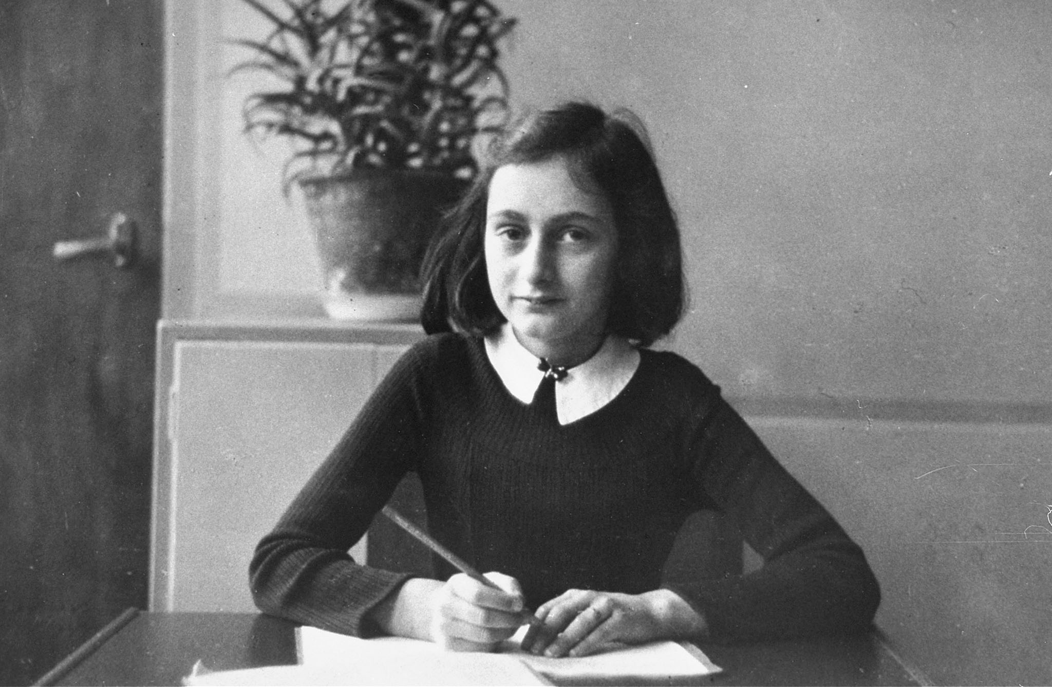 Oud-klasgenoten gedenken dat Anne Frank vandaag 90 zou zijn geworden