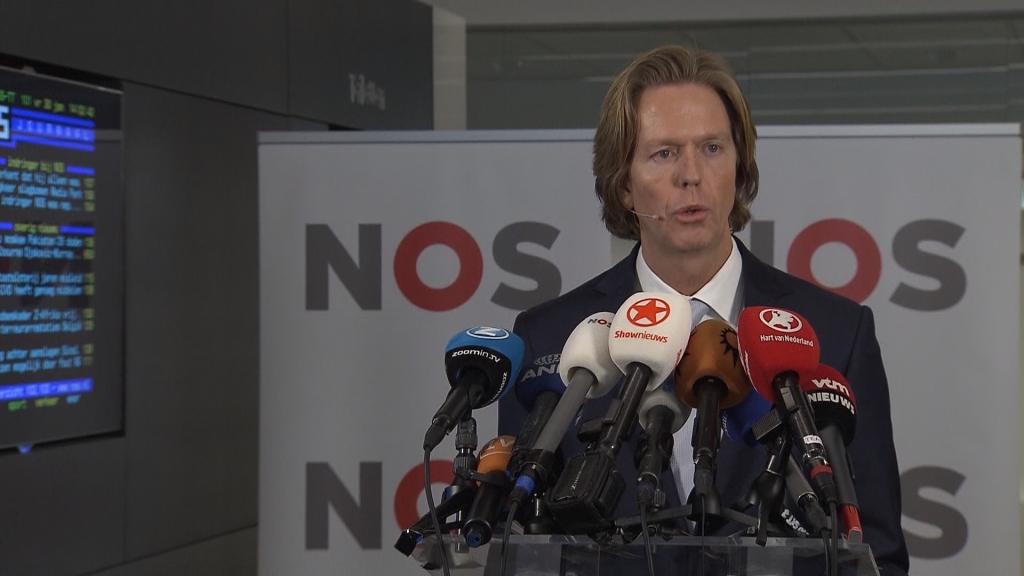 Baas NOS: Ga er maar aan staan, met man en pistool in de lift | RTL