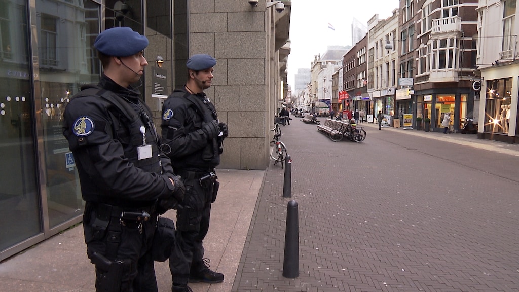 Marechaussee bewaakt parlement