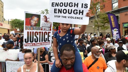 Amerikaanse agent die Eric Garner wurgde nu toch ontslagen