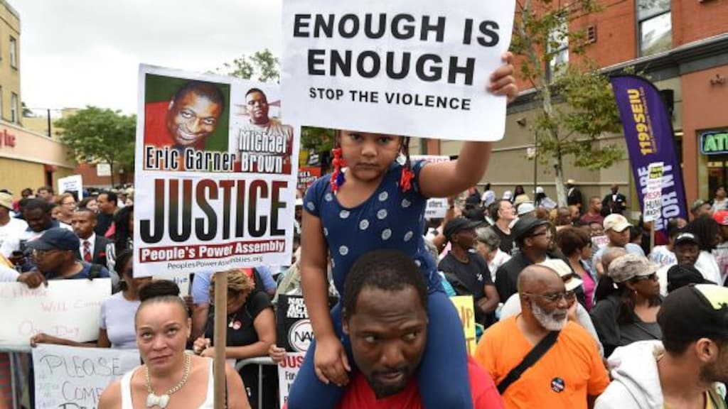 Amerikaanse agent die Eric Garner wurgde nu toch ontslagen