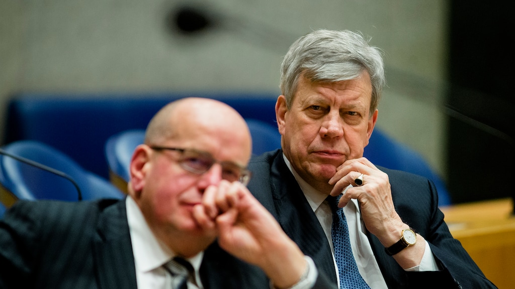 Opstelten en Teeven maken aftreden bekend