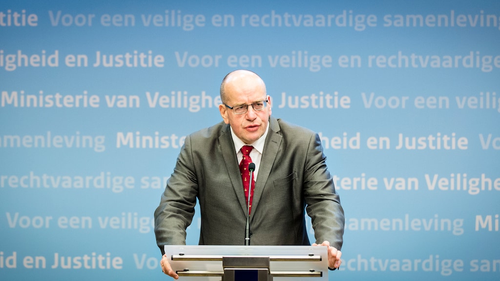 Teeven: Ik kan niet langer geloofwaardig functioneren