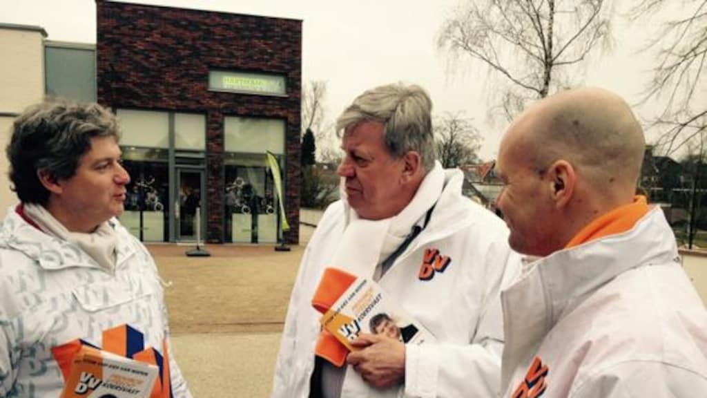 Oud-minister Opstelten weer op campagne