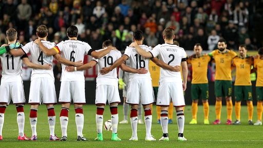 Voetballers minuut stil voor slachtoffers vliegramp