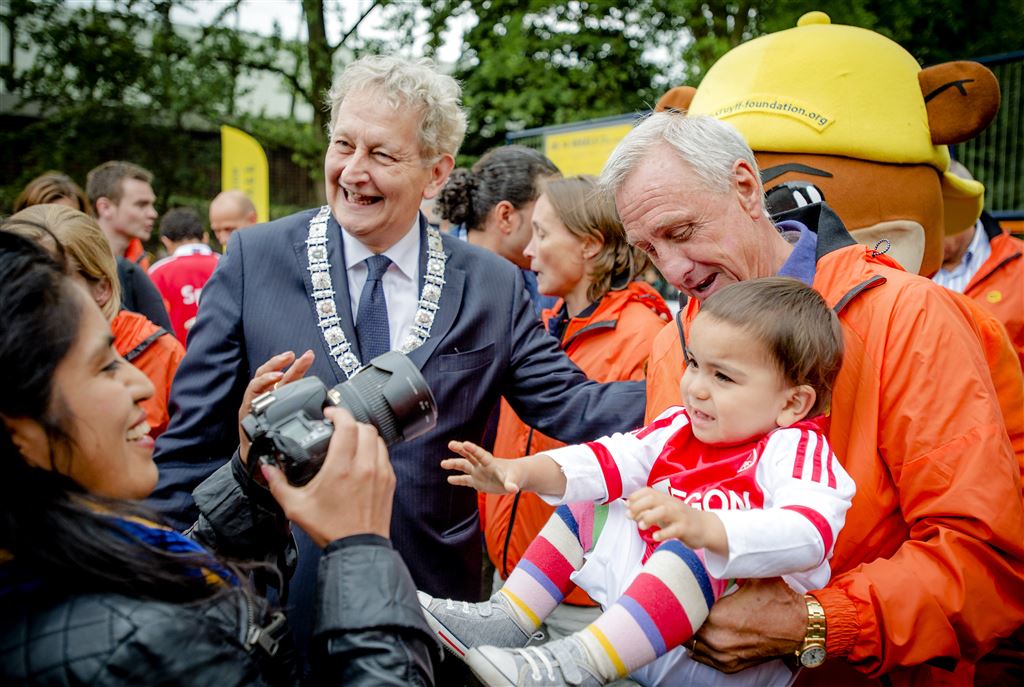 Amsterdamse burgemeester valt in voor Cruijff