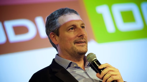 Gert Verhulst deelt onherkenbare foto na ooglidoperatie