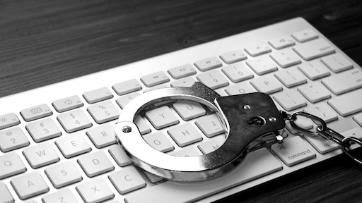 Celstraf en tbs voor dwingen tot sturen naaktfoto's via chat