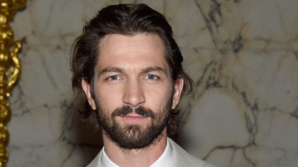 Michiel Huisman weigert gezin achter te laten: 'Anders zien we elkaar maanden niet'