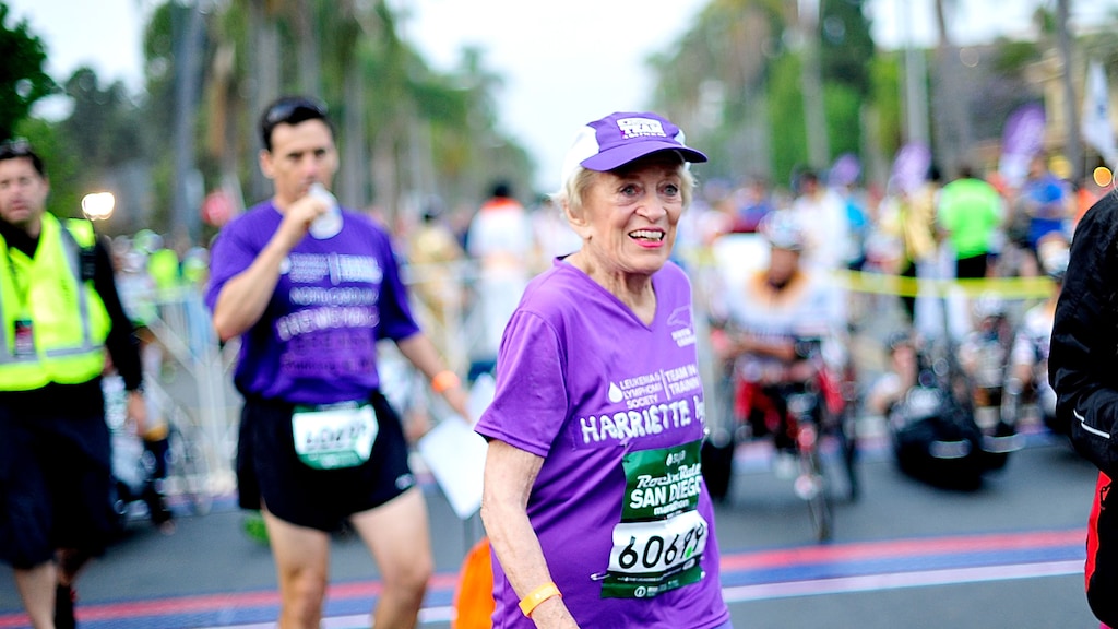 Ex-kankerpatiënt (92) loopt marathon als oudste vrouw ooit